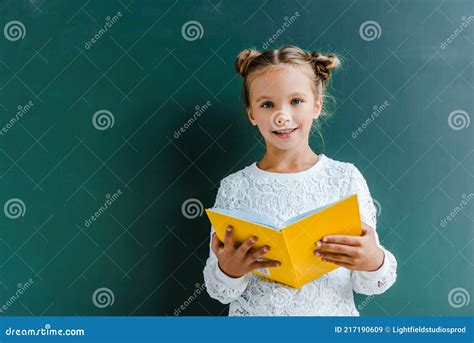 Foto von Melissa Ohden, lächelnd und gestikulierend, während sie ihre Geschichte erzählt.