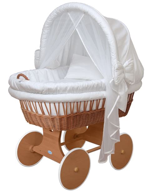 Fertiges Baby-Nestchen im Stubenwagen