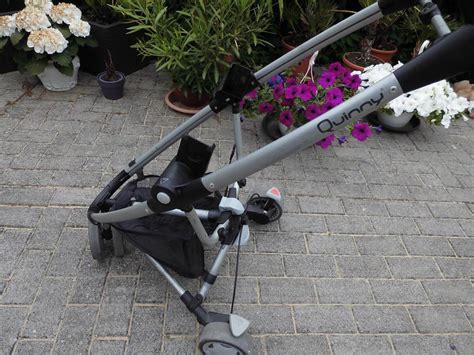 Detailansicht eines Quinny Kinderwagengriffs mit Lederbezug und Reißverschluss