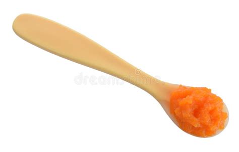 Ein Baby, das genussvoll aus einem Löffel Babybrei isst