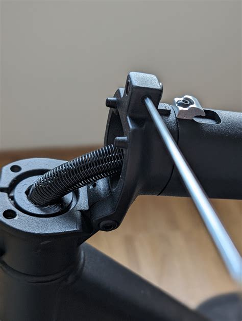 Schritt-für-Schritt-Anleitung zum Zusammenklappen des Zwillingssportwagens GEMELLI mit Detailaufnahmen des Klappmechanismus