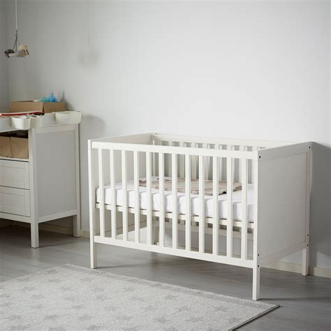 Design des Ikea SUNDVIK Kinderbetts in Weiß mit klaren Linien