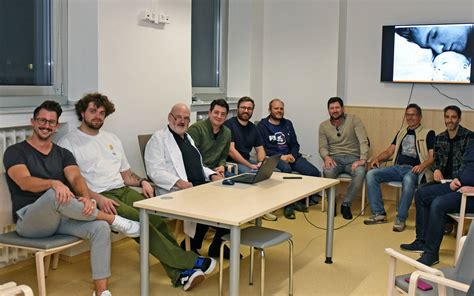 Gruppe von werdenden Vätern bei einem Informationsabend