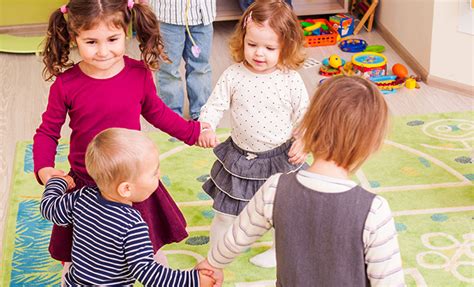 Kinder, die im Kindergarten gemeinsam spielen und interagieren