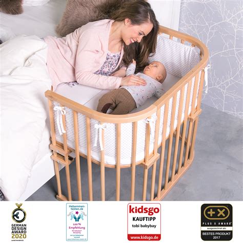 Illustration, die zeigt, wie sich das babybay Beistellbett in verschiedene Möbelstücke wie einen Spieltisch oder eine Sitzbank verwandeln lässt.