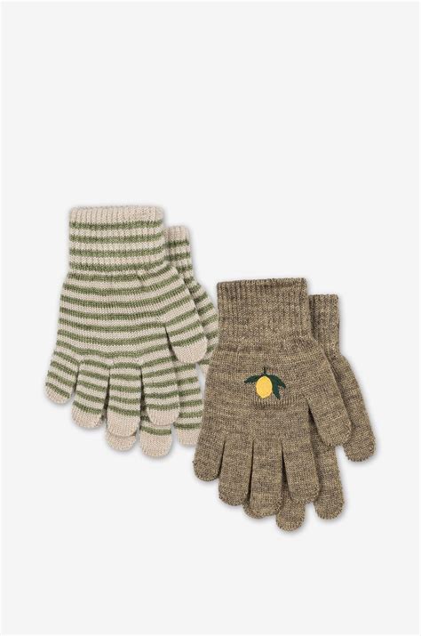 Nahaufnahme von Kinderhandschuhen und einer warmen Mütze.