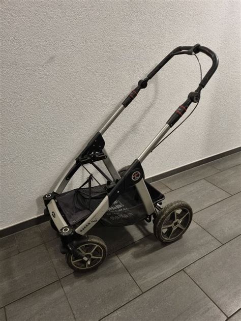 Illustration des Hartan Autositzadapters, der auf einem Kinderwagengestell montiert ist