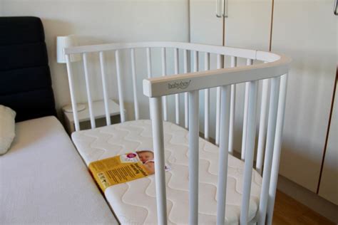 Schema der Befestigung eines babybay Beistellbetts an einem Boxspringbett mit Trapezgurt