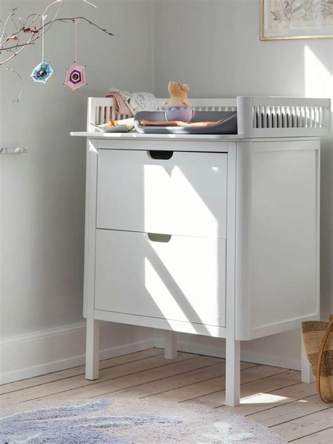 Detailansicht der Sebra Wickelkommode mit Gitterrand und Schubladen