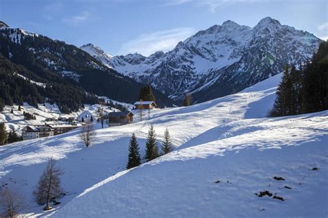 Wanderer mit warmen Socken im Schnee