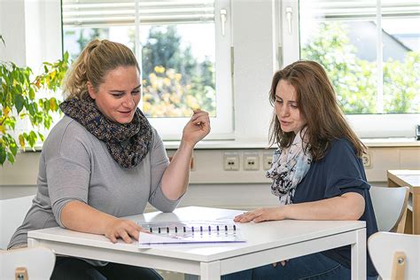 Frau in einer Beratungssituation, die sich unterstützt fühlt