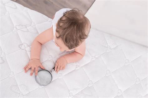 Nahaufnahme einer Babymatratze mit Fokus auf ihre Form und Textur