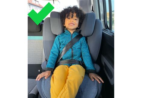 Illustration eines Kindes, das sicher in einer Sitzerhöhung mit Rückenlehne im Auto angeschnallt ist.