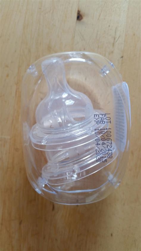 Detailansicht des Philips Avent Flaschensterilisators mit geöffnetem Deckel und eingelegten Flaschen
