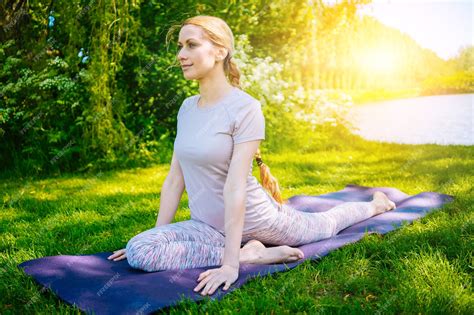 Frau macht Yoga im Freien bei Sonnenaufgang