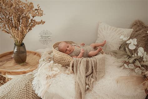 Fotografin bei einem Baby-Fotoshooting in einer Klinik-Umgebung