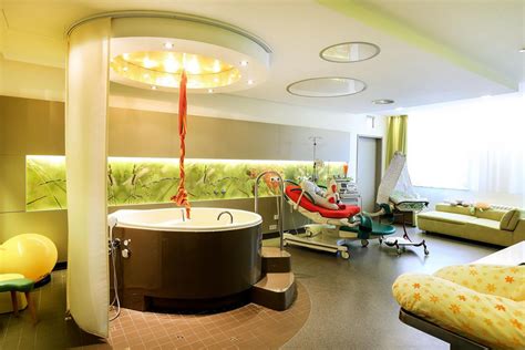 Moderner Kreißsaal mit Gebärwanne