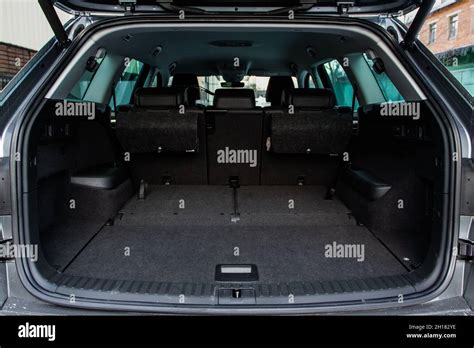 Illustration einer Familie mit einem kompakten Reisesitz im Kofferraum eines Autos
