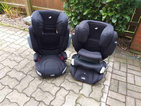 Vergleich der Joie Kindersitze: Links der Trillo, rechts der Traver Shield