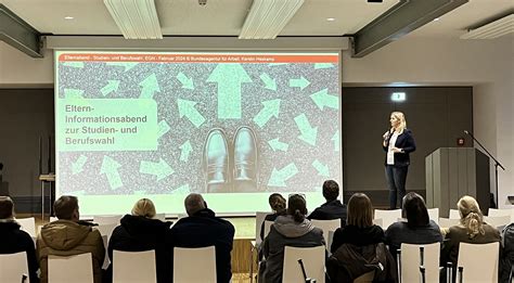 Informationsabend für werdende Eltern in einem Konferenzraum