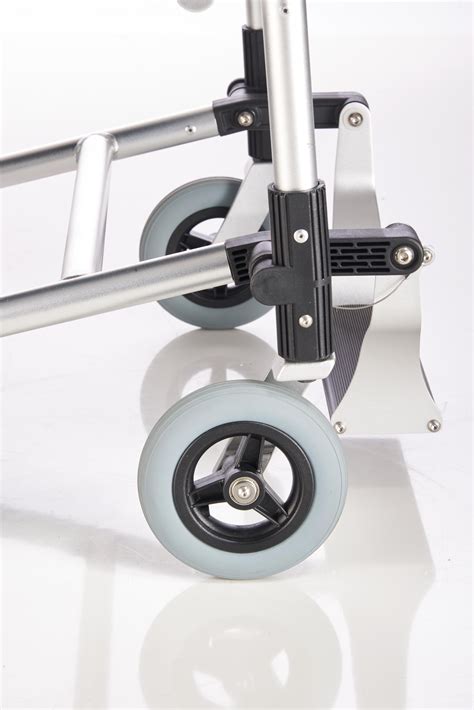 Nahaufnahme der einfachen Montage der Räder am Gestell des Knorr Classico.