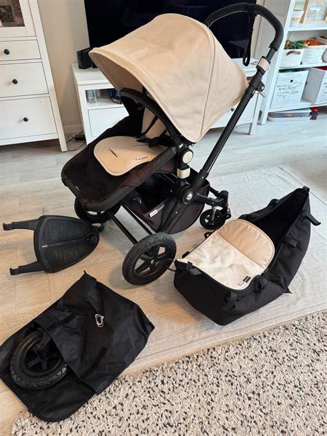 Detailaufnahme des Gestells des Bugaboo Cameleon 3 Plus mit vielen Einzelteilen, die auf den Zusammenbau warten.