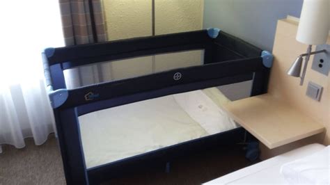 Collage aus verschiedenen Schlafoptionen für Babys im Urlaub: Familienbett, Reisebett, Babybett im Hotel.