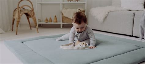 Collage: Verschiedene Einsatzmöglichkeiten der Odenwälder Krabbeldecken (Krabbeln, Spielen im Laufgitter, im Kinderwagen)
