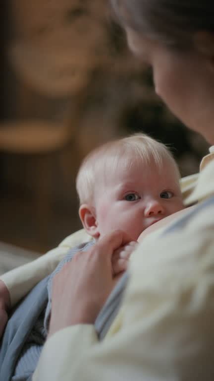 Foto einer Mutter, die ihr Baby sanft im Arm wiegt