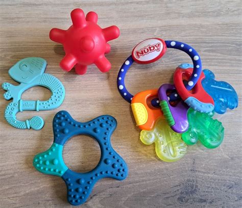 Aufsteller mit verschiedenen PEKiP-Spielen für Babys