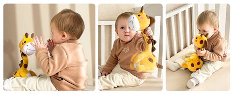 Nahaufnahme eines Babys, das mit einem Spielzeug interagiert, illustrierend die PEKiP-Anregungen