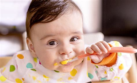 Baby, das selbstständig Fingerfood isst
