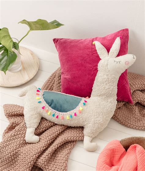 Produktfoto eines kuscheligen Schwangerschaftskissens und einer weichen Decke