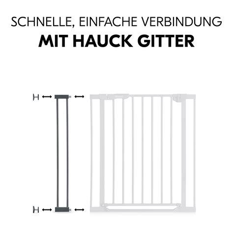 Illustration einer Hauck Verlängerung 9 cm, die an einem Hauck Schutzgitter montiert wird, um eine breitere Öffnung zu sichern.