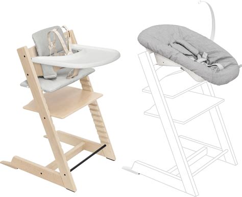 Vergleich von Herlag Tipp Topp und Stokke Tripp Trapp Hochstühlen nebeneinander, um Designunterschiede hervorzuheben