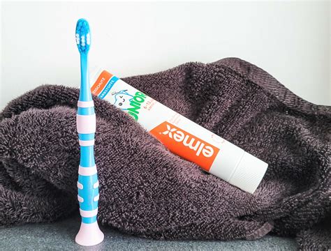 Nahaufnahme einer Kinderzahnbürste und Zahnpastatube