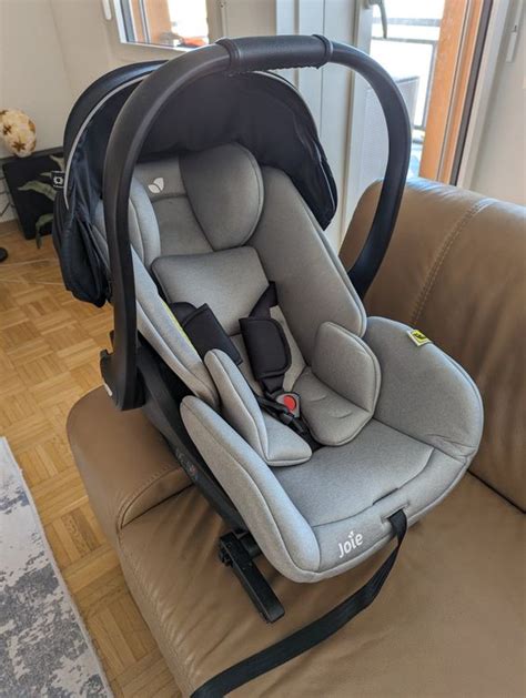 Nahaufnahme der Joie i-Level Babyschale in flacher Liegeposition