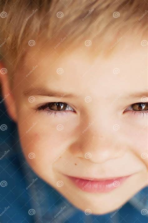 Porträt eines Kindes mit typischen Gesichtszügen des Down-Syndroms