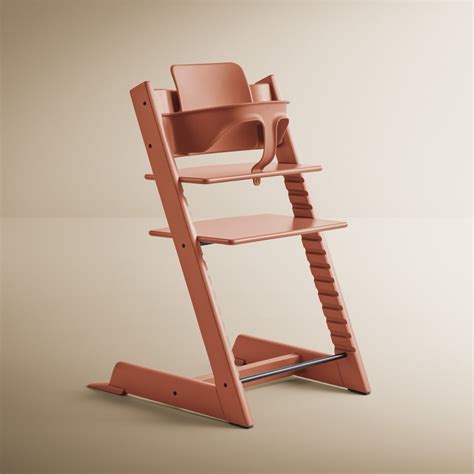 Stokke Tripp Trapp Hochstuhl mit verstellbarer Sitz- und Fußplatte, die das Mitwachsen des Stuhls mit dem Kind symbolisiert.