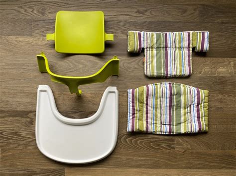 Verschiedene Farbvarianten des Stokke Tripp Trapp Hochstuhls mit optionalem Zubehör wie dem Tray.