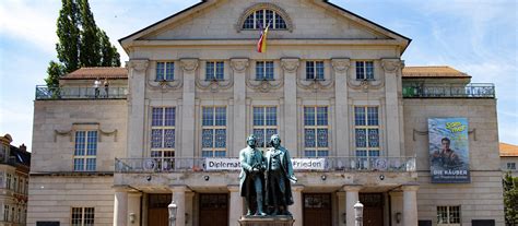 Gebäudefassade der Stadtverwaltung Weimar mit Hinweis auf das Amt für Familie und Soziales
