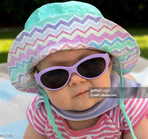 Baby mit Sonnenhut und UV-Schutzkleidung im Sommer