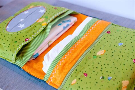 Zusammengeschnittene Stoffteile für die Windeltasche, bereit zum Nähen
