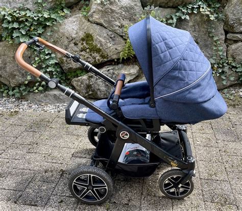 Schema des Kinderwagens Hartan R1 mit hervorgehobenen Hauptkomponenten wie Gestell, Sitzeinheit, Verdeck und Einkaufskorb.