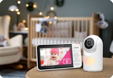 Eine Nachtaufnahme eines Babys, aufgenommen mit der Nachtsicht-Funktion eines Babyphones