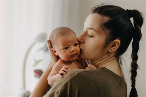 Grafik, die den Nestschutz durch Antikörperübertragung von der Mutter auf das Baby zeigt