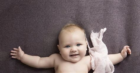 Baby, das mit Armen und Beinen strampelt
