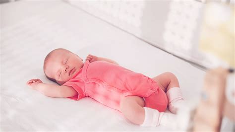 Baby, das sich überstreckt