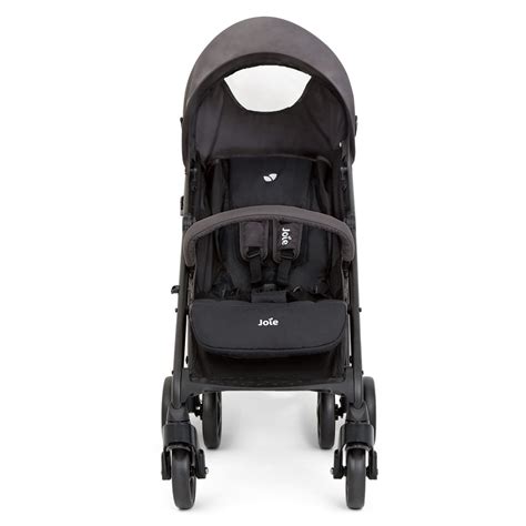 Illustration eines Elternpaares, das den Joie Brisk Buggy mühelos zusammenklappt und in einen Kofferraum lädt.