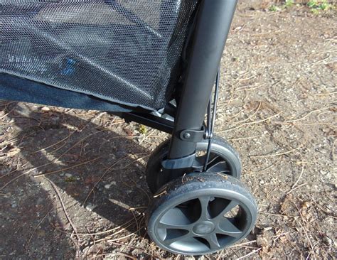 Detailaufnahme der Doppelräder hinten und der einzeln gefederten Vorderräder des Joie Brisk LX Buggys.